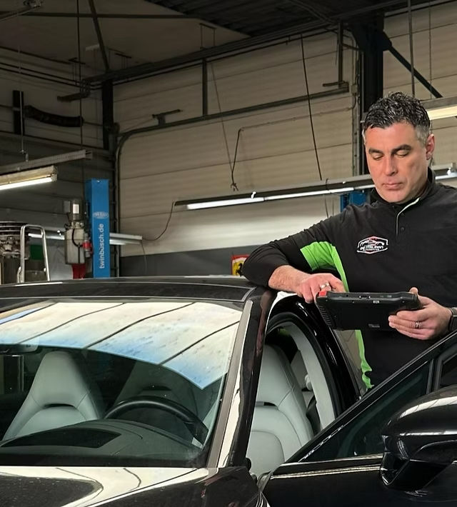 Monteur van De Italiaan Autoservice aan het werk