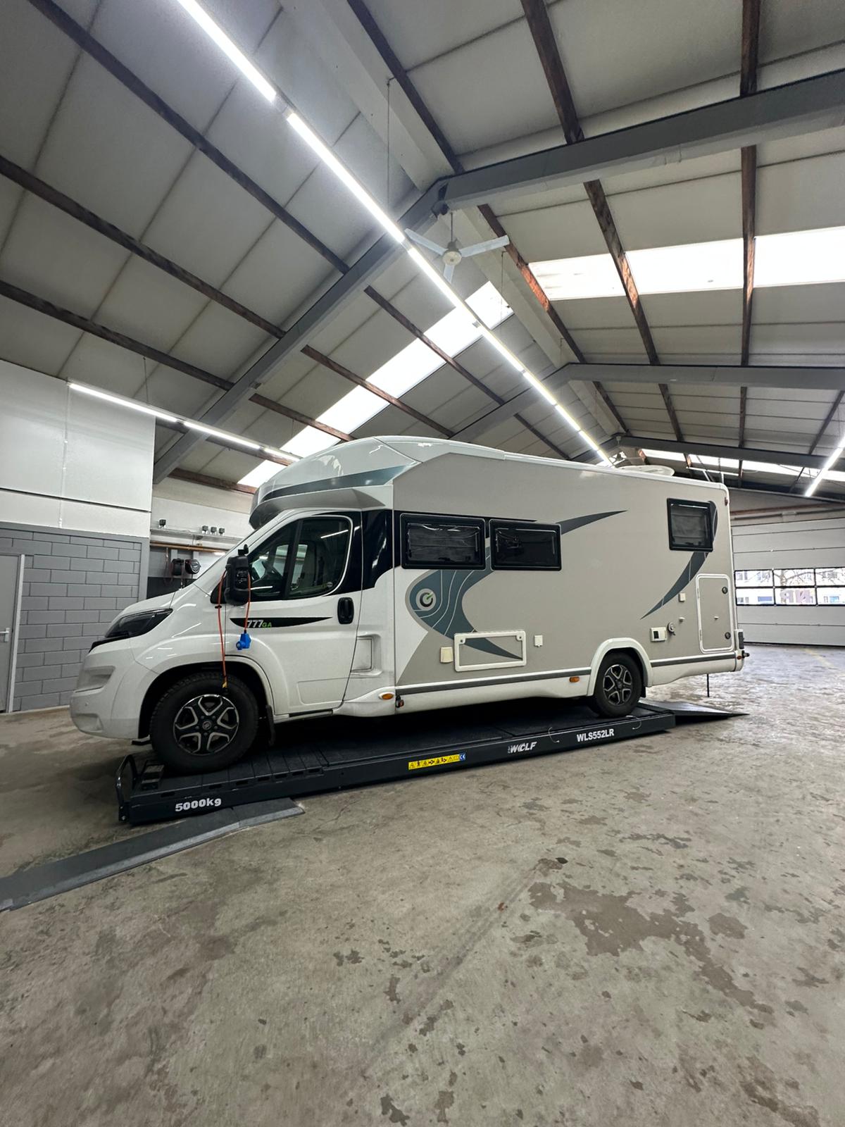 Camper in de werkplaats op de brug