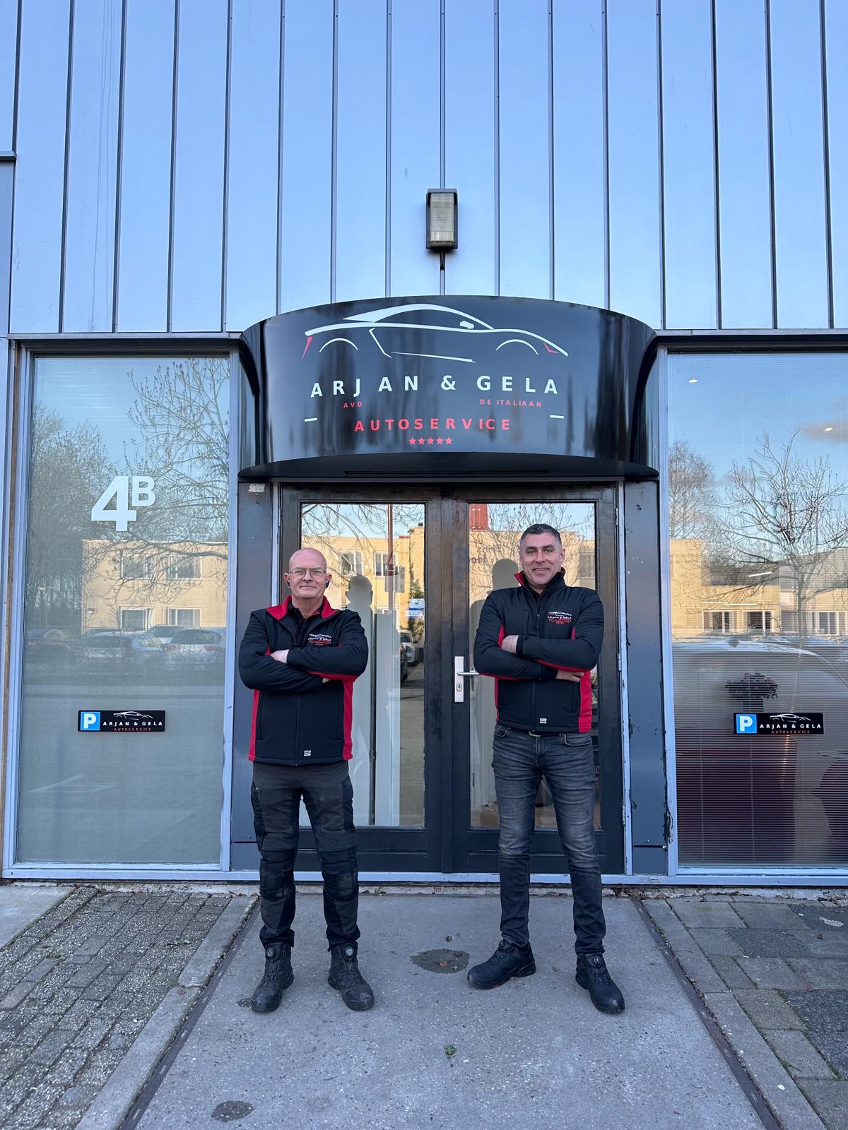 Arjan en Gela voor de werkplaats van Arjan & Gela Autoservice