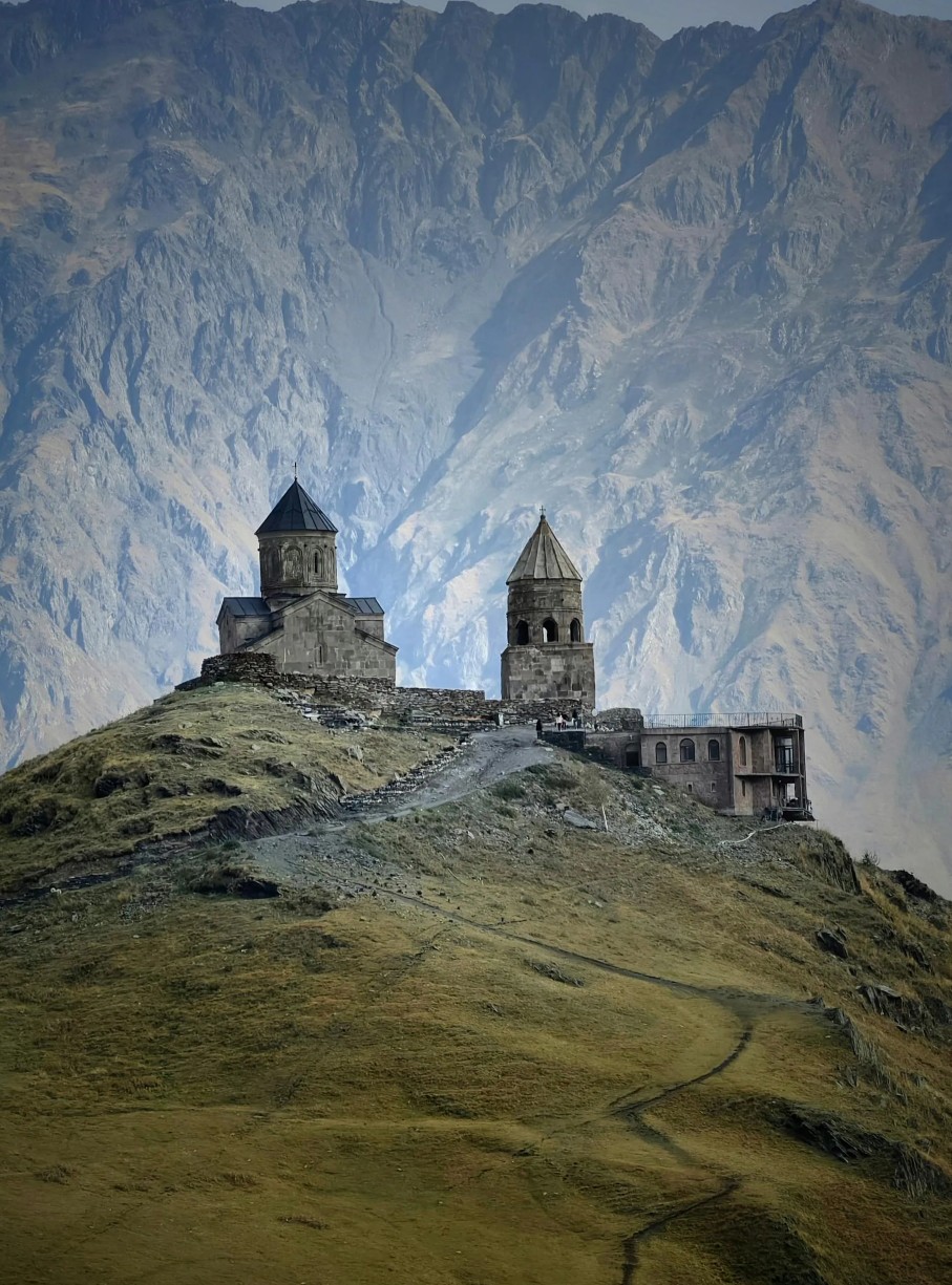 Georgische kerk in het berglandschap