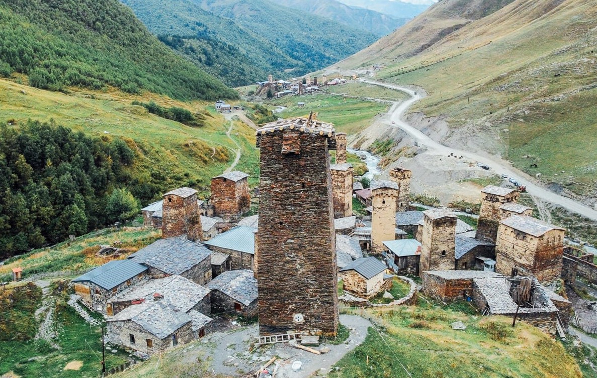Svaneti – bergdorp en waterval in de Kaukasus