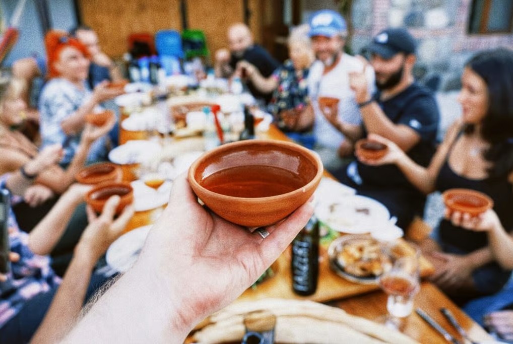 Georgische supra – tafel vol gerechten en glazen wijn